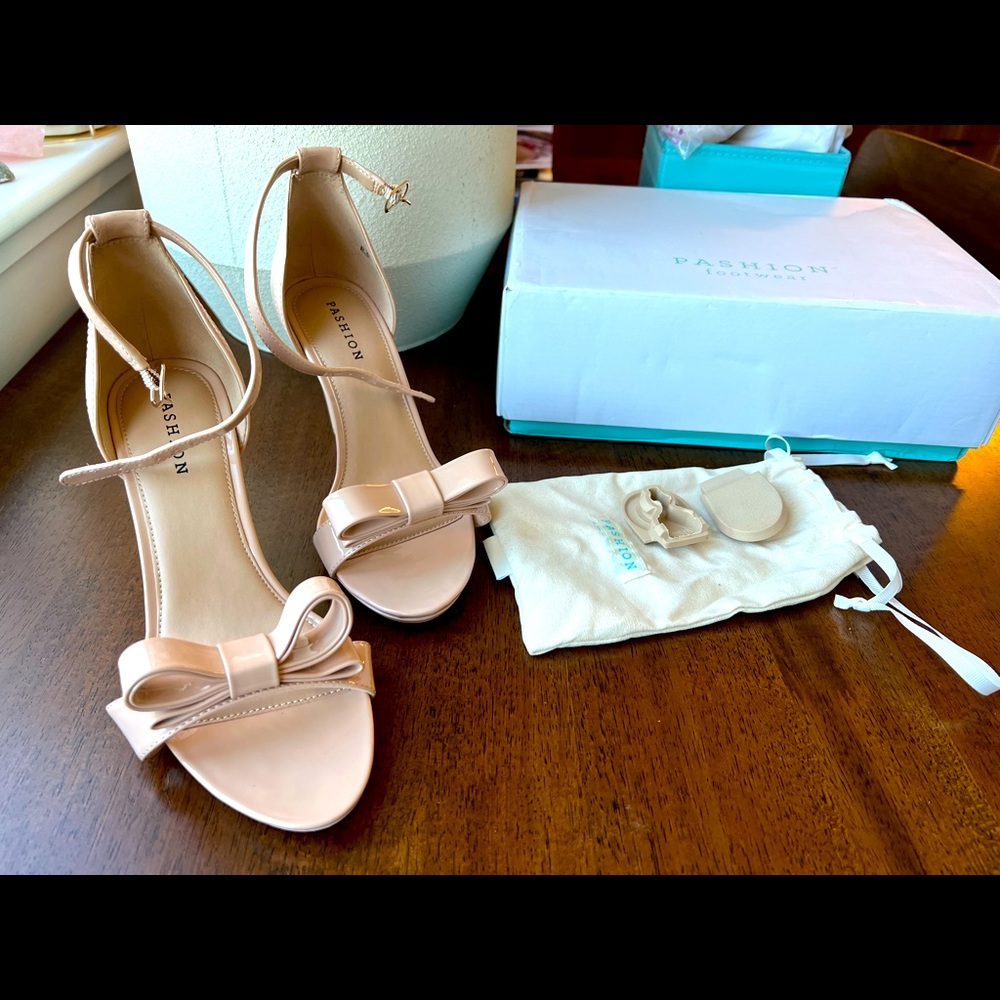Pashion Footwear - beige sandals -New Size 6,5